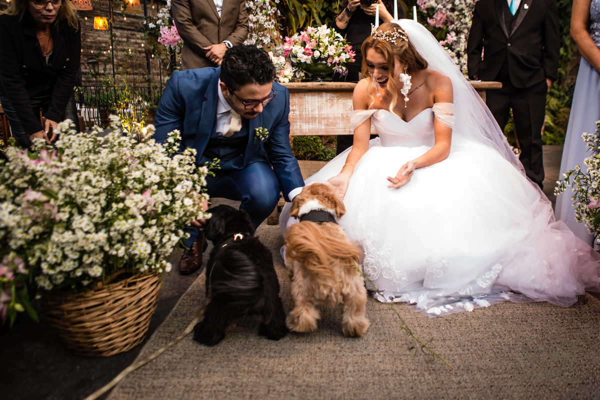 quality hotel, dia da noiva, sitio são jorge, jardim secreto sitio sao jorge, noiva loira, mini wedding, casamento intimista, casamento ao ar livre, casamento no jardim, vestido de noiva, odeon decoração, robe de cetim, decoraçao de casamento