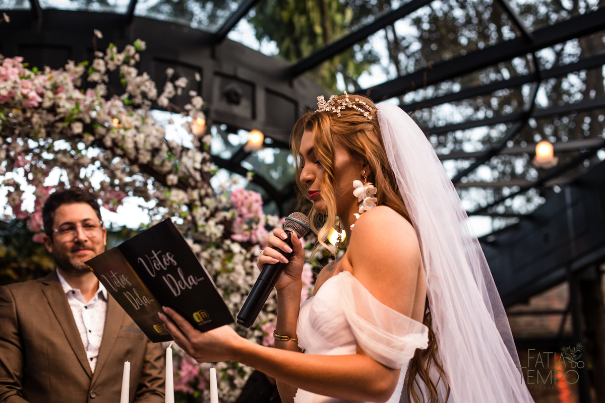 quality hotel, dia da noiva, sitio são jorge, jardim secreto sitio sao jorge, noiva loira, mini wedding, casamento intimista, casamento ao ar livre, casamento no jardim, vestido de noiva, odeon decoração, robe de cetim, decoraçao de casamento