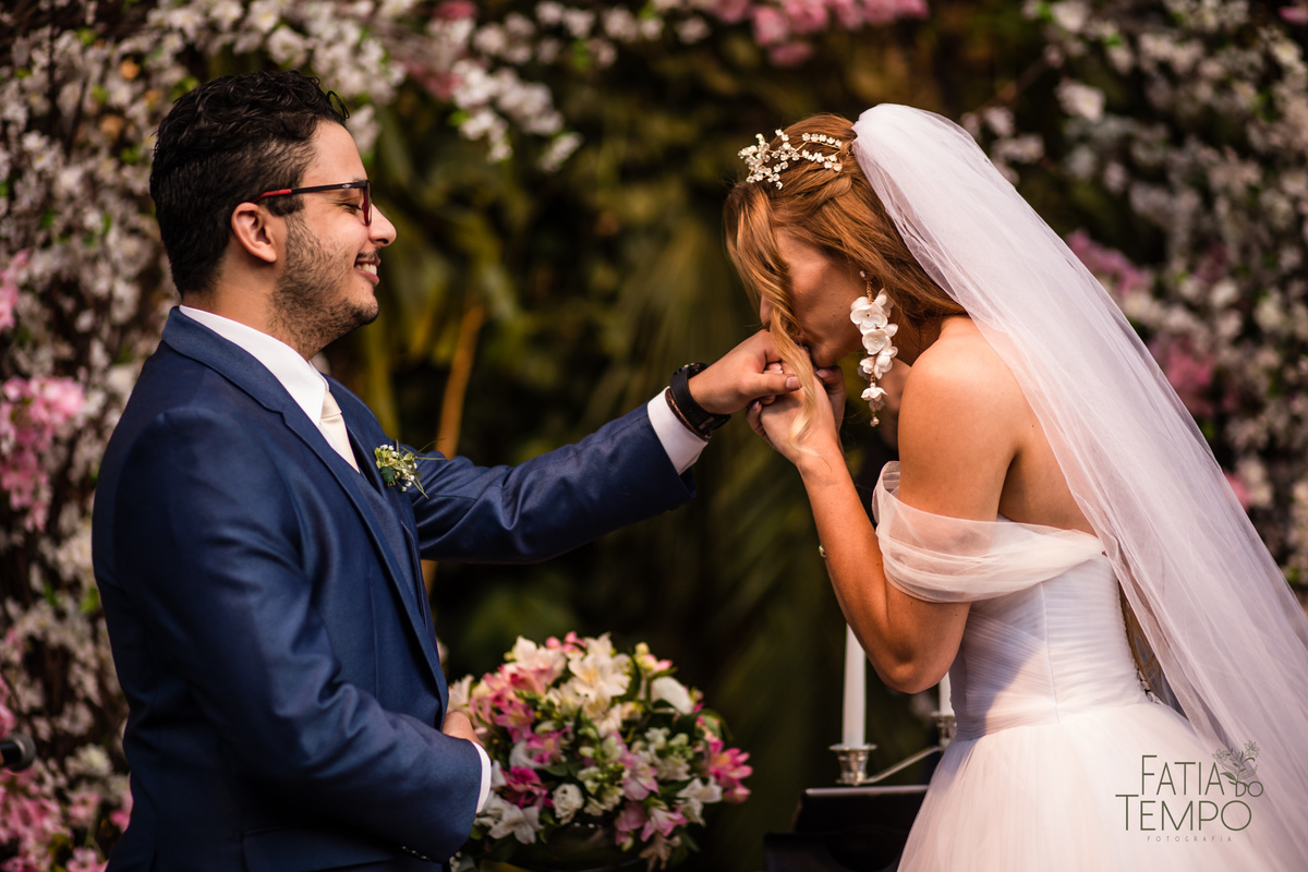 quality hotel, dia da noiva, sitio são jorge, jardim secreto sitio sao jorge, noiva loira, mini wedding, casamento intimista, casamento ao ar livre, casamento no jardim, vestido de noiva, odeon decoração, robe de cetim, decoraçao de casamento