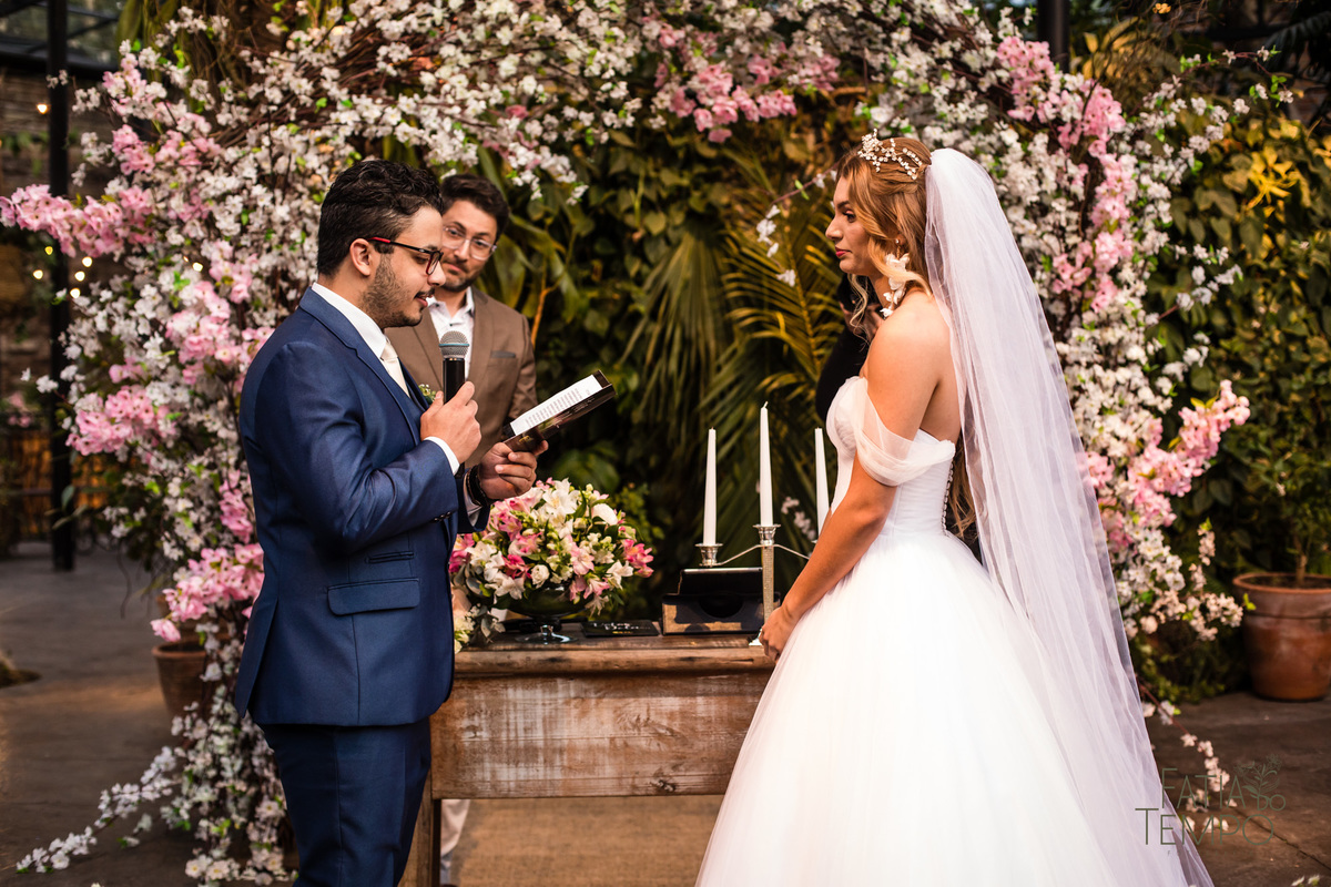 quality hotel, dia da noiva, sitio são jorge, jardim secreto sitio sao jorge, noiva loira, mini wedding, casamento intimista, casamento ao ar livre, casamento no jardim, vestido de noiva, odeon decoração, robe de cetim, decoraçao de casamento