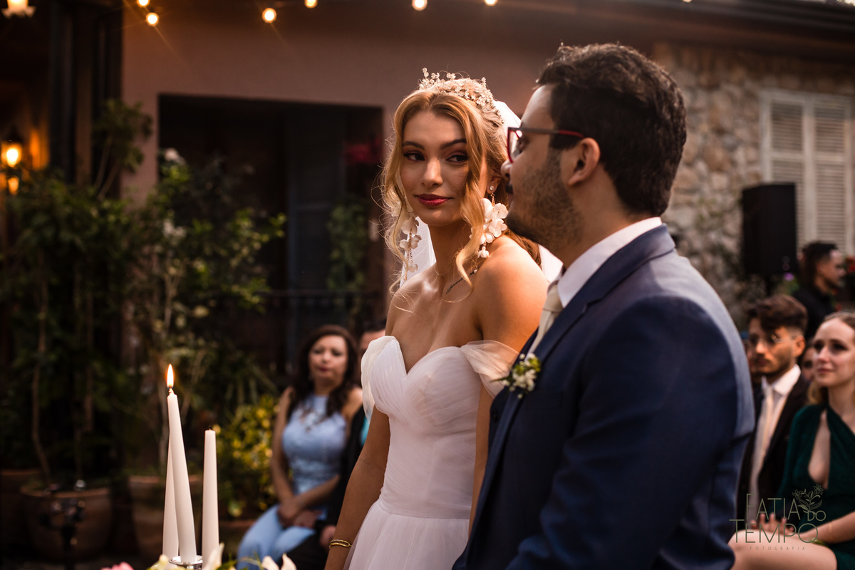 quality hotel, dia da noiva, sitio são jorge, jardim secreto sitio sao jorge, noiva loira, mini wedding, casamento intimista, casamento ao ar livre, casamento no jardim, vestido de noiva, odeon decoração, robe de cetim, decoraçao de casamento