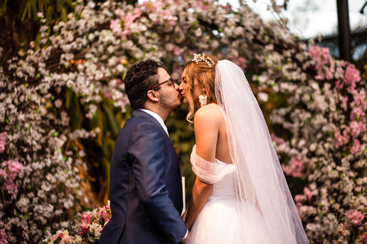 quality hotel, dia da noiva, sitio são jorge, jardim secreto sitio sao jorge, noiva loira, mini wedding, casamento intimista, casamento ao ar livre, casamento no jardim, vestido de noiva, odeon decoração, robe de cetim, decoraçao de casamento