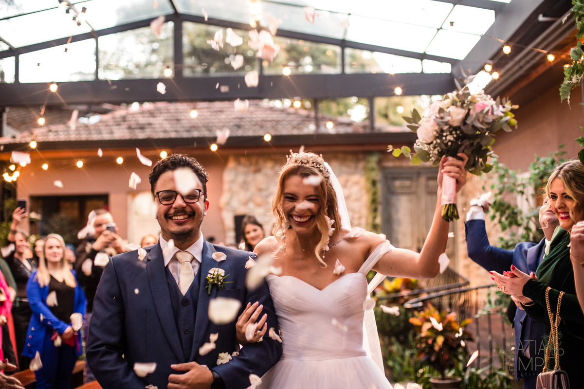 quality hotel, dia da noiva, sitio são jorge, jardim secreto sitio sao jorge, noiva loira, mini wedding, casamento intimista, casamento ao ar livre, casamento no jardim, vestido de noiva, odeon decoração, robe de cetim, decoraçao de casamento