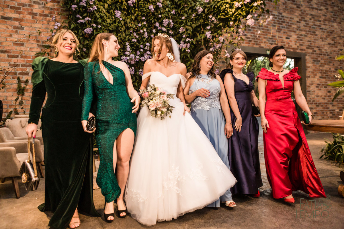 quality hotel, dia da noiva, sitio são jorge, jardim secreto sitio sao jorge, noiva loira, mini wedding, casamento intimista, casamento ao ar livre, casamento no jardim, vestido de noiva, odeon decoração, robe de cetim, decoraçao de casamento