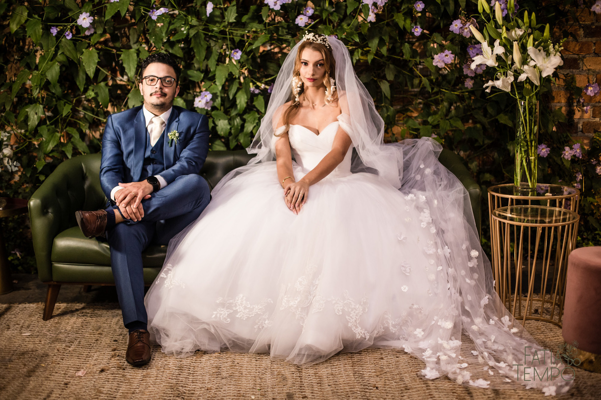 quality hotel, dia da noiva, sitio são jorge, jardim secreto sitio sao jorge, noiva loira, mini wedding, casamento intimista, casamento ao ar livre, casamento no jardim, vestido de noiva, odeon decoração, robe de cetim, decoraçao de casamento