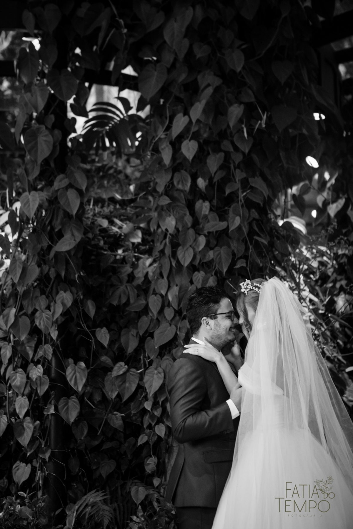 quality hotel, dia da noiva, sitio são jorge, jardim secreto sitio sao jorge, noiva loira, mini wedding, casamento intimista, casamento ao ar livre, casamento no jardim, vestido de noiva, odeon decoração, robe de cetim, decoraçao de casamento