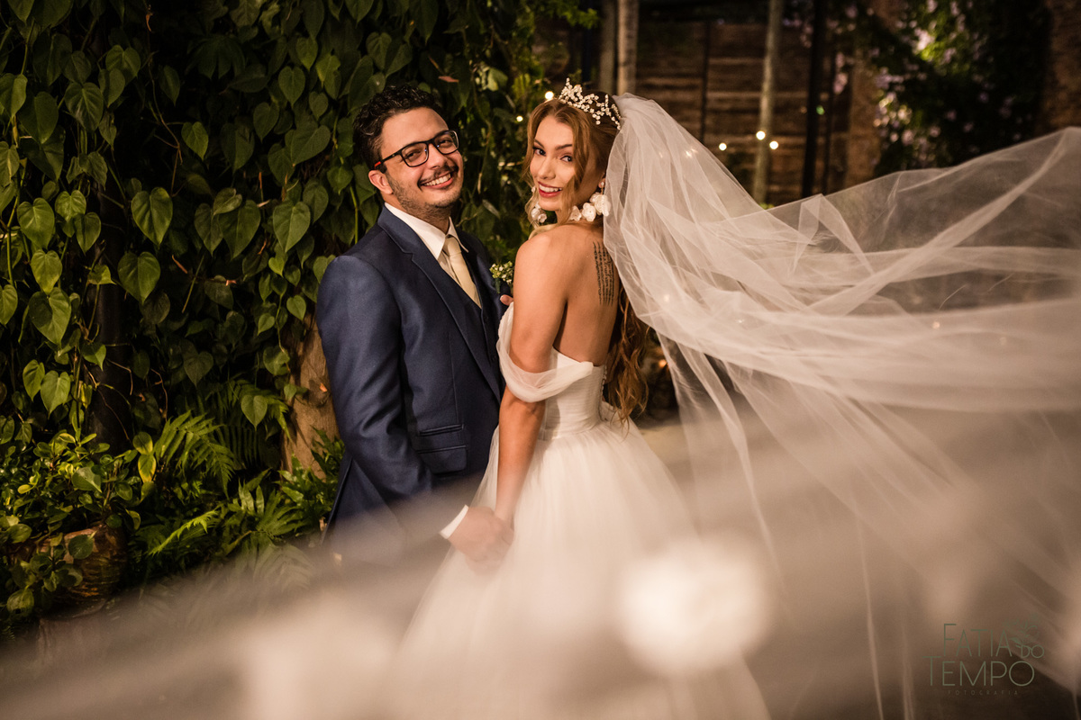 quality hotel, dia da noiva, sitio são jorge, jardim secreto sitio sao jorge, noiva loira, mini wedding, casamento intimista, casamento ao ar livre, casamento no jardim, vestido de noiva, odeon decoração, robe de cetim, decoraçao de casamento