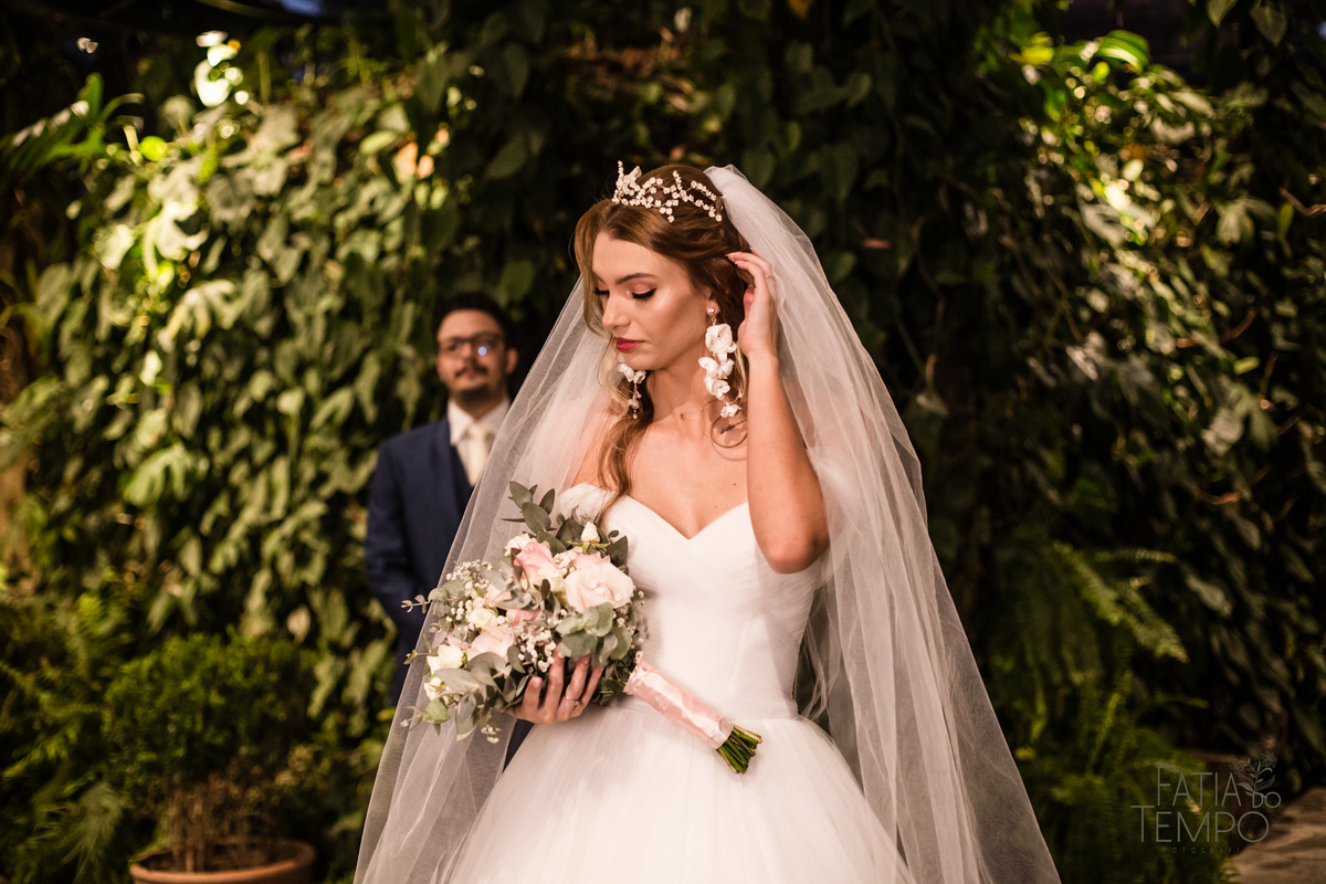 quality hotel, dia da noiva, sitio são jorge, jardim secreto sitio sao jorge, noiva loira, mini wedding, casamento intimista, casamento ao ar livre, casamento no jardim, vestido de noiva, odeon decoração, robe de cetim, decoraçao de casamento