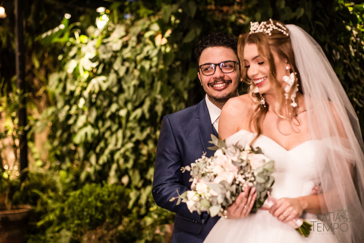 quality hotel, dia da noiva, sitio são jorge, jardim secreto sitio sao jorge, noiva loira, mini wedding, casamento intimista, casamento ao ar livre, casamento no jardim, vestido de noiva, odeon decoração, robe de cetim, decoraçao de casamento