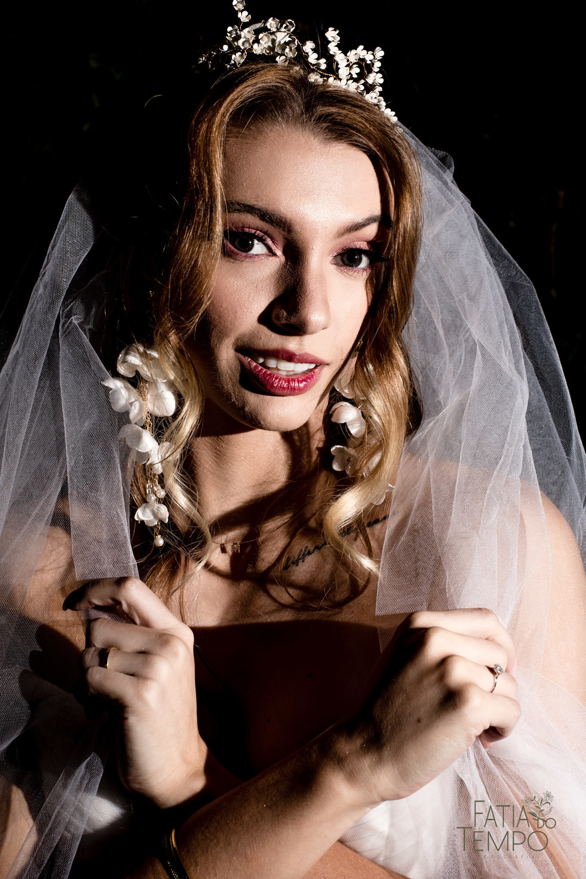 quality hotel, dia da noiva, sitio são jorge, jardim secreto sitio sao jorge, noiva loira, mini wedding, casamento intimista, casamento ao ar livre, casamento no jardim, vestido de noiva, odeon decoração, robe de cetim, decoraçao de casamento