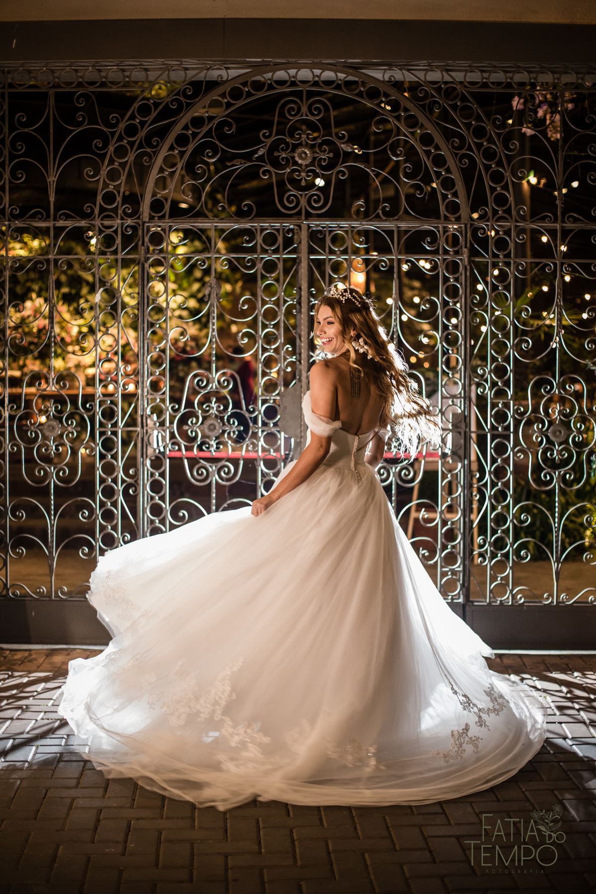 quality hotel, dia da noiva, sitio são jorge, jardim secreto sitio sao jorge, noiva loira, mini wedding, casamento intimista, casamento ao ar livre, casamento no jardim, vestido de noiva, odeon decoração, robe de cetim, decoraçao de casamento