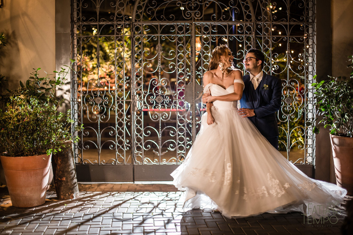 quality hotel, dia da noiva, sitio são jorge, jardim secreto sitio sao jorge, noiva loira, mini wedding, casamento intimista, casamento ao ar livre, casamento no jardim, vestido de noiva, odeon decoração, robe de cetim, decoraçao de casamento