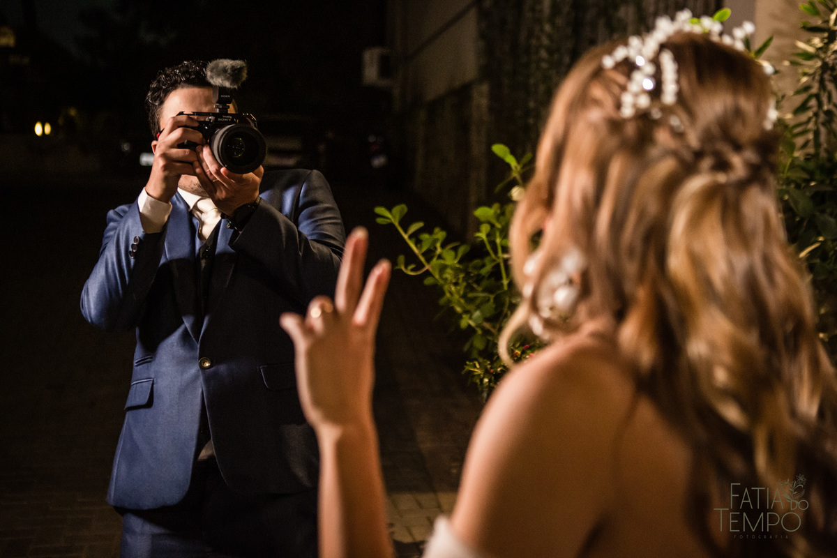 quality hotel, dia da noiva, sitio são jorge, jardim secreto sitio sao jorge, noiva loira, mini wedding, casamento intimista, casamento ao ar livre, casamento no jardim, vestido de noiva, odeon decoração, robe de cetim, decoraçao de casamento