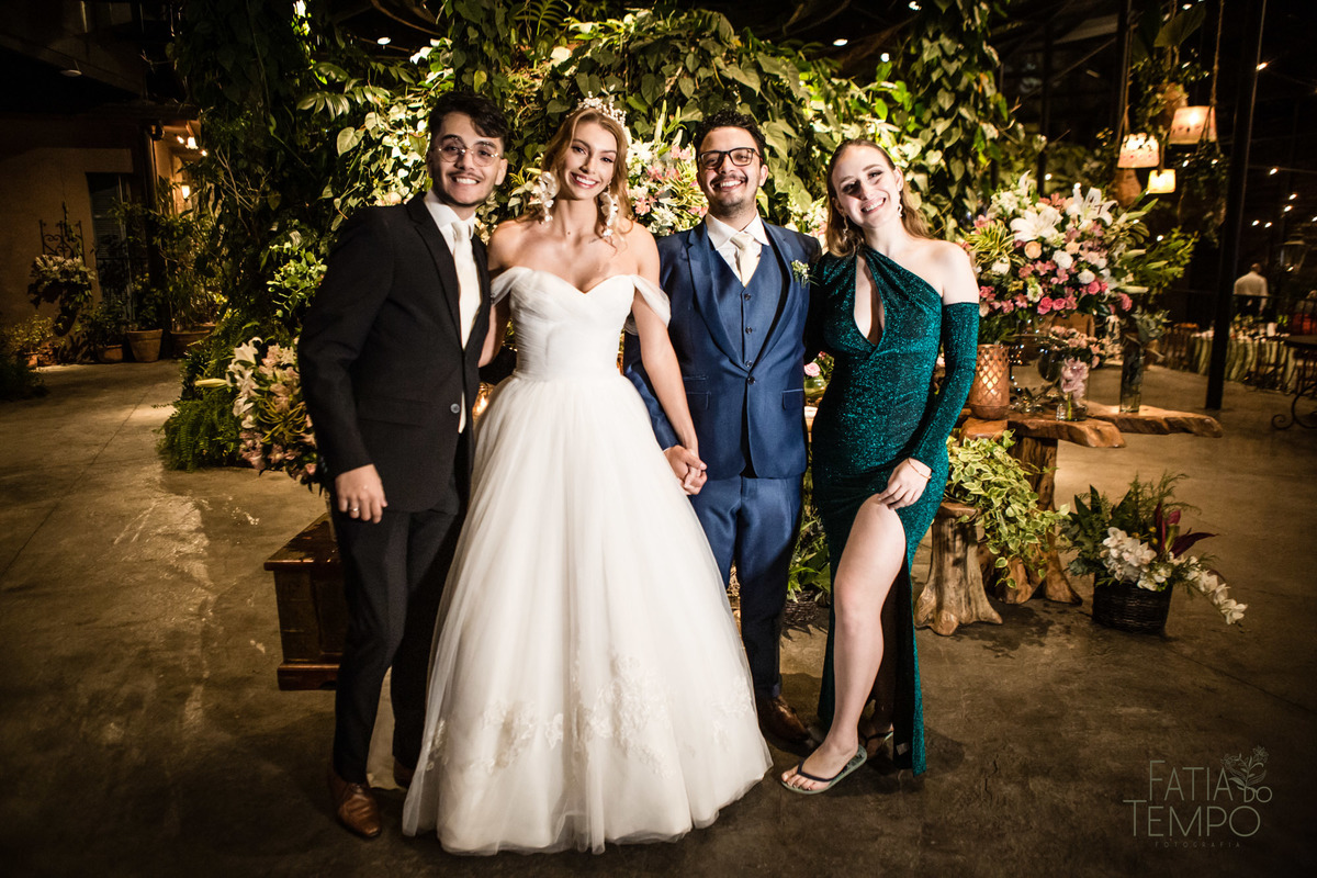 quality hotel, dia da noiva, sitio são jorge, jardim secreto sitio sao jorge, noiva loira, mini wedding, casamento intimista, casamento ao ar livre, casamento no jardim, vestido de noiva, odeon decoração, robe de cetim, decoraçao de casamento