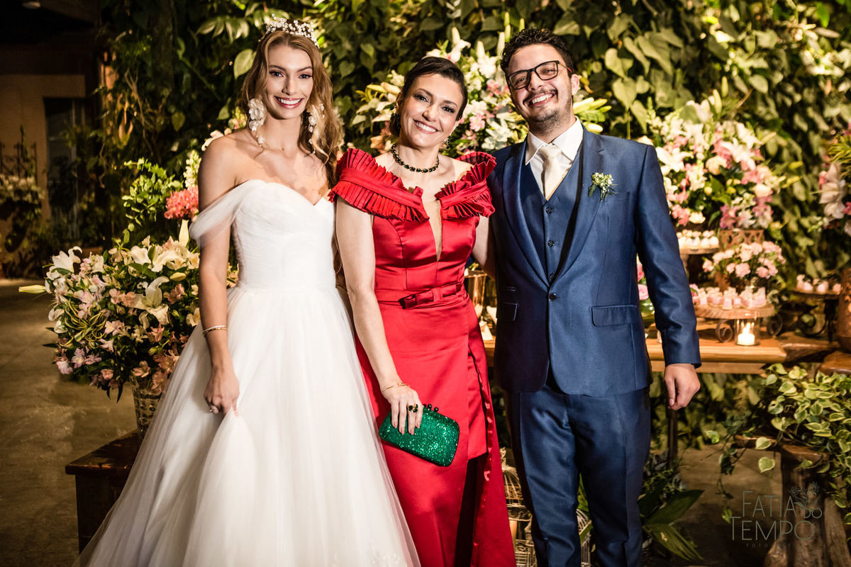 quality hotel, dia da noiva, sitio são jorge, jardim secreto sitio sao jorge, noiva loira, mini wedding, casamento intimista, casamento ao ar livre, casamento no jardim, vestido de noiva, odeon decoração, robe de cetim, decoraçao de casamento