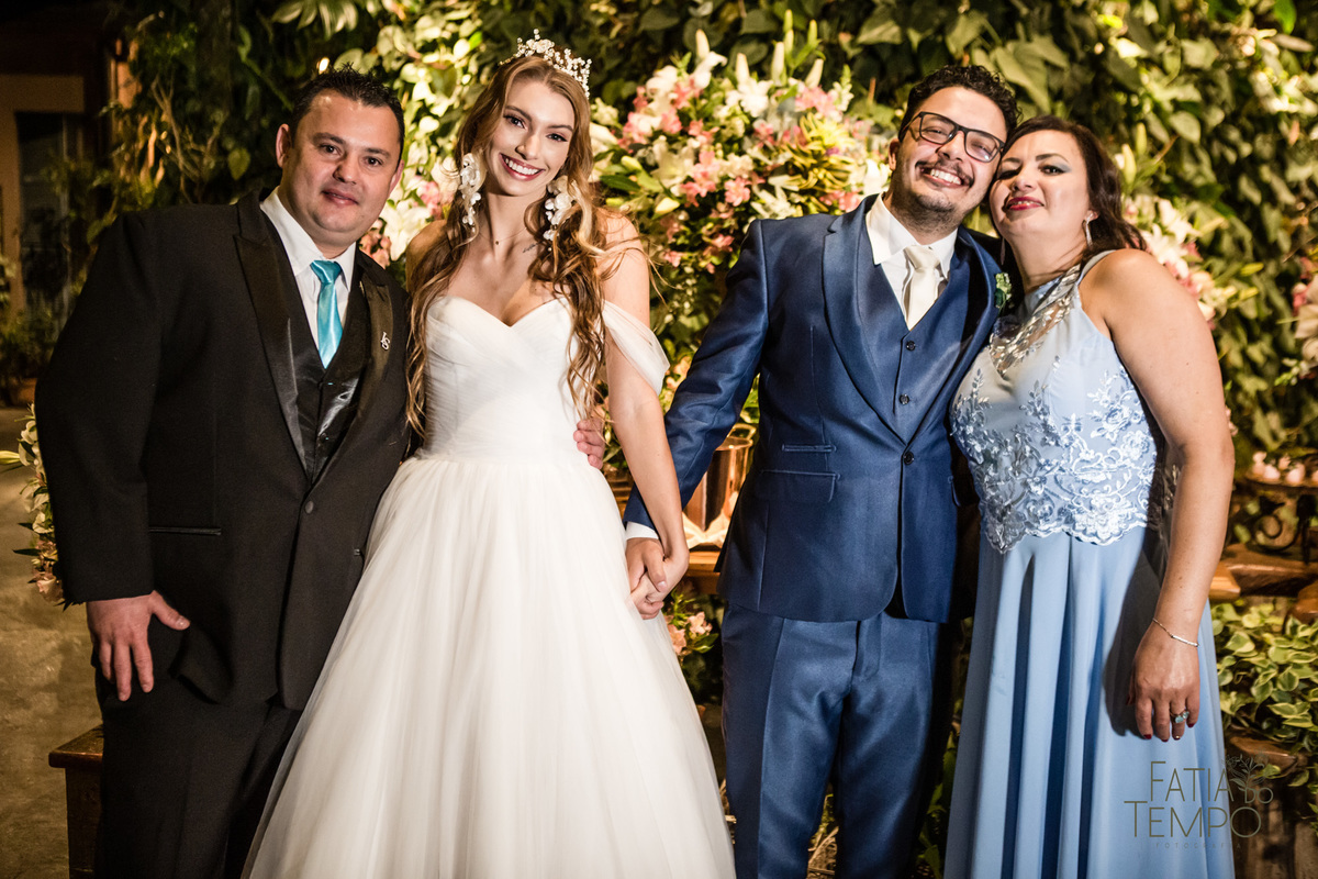 quality hotel, dia da noiva, sitio são jorge, jardim secreto sitio sao jorge, noiva loira, mini wedding, casamento intimista, casamento ao ar livre, casamento no jardim, vestido de noiva, odeon decoração, robe de cetim, decoraçao de casamento