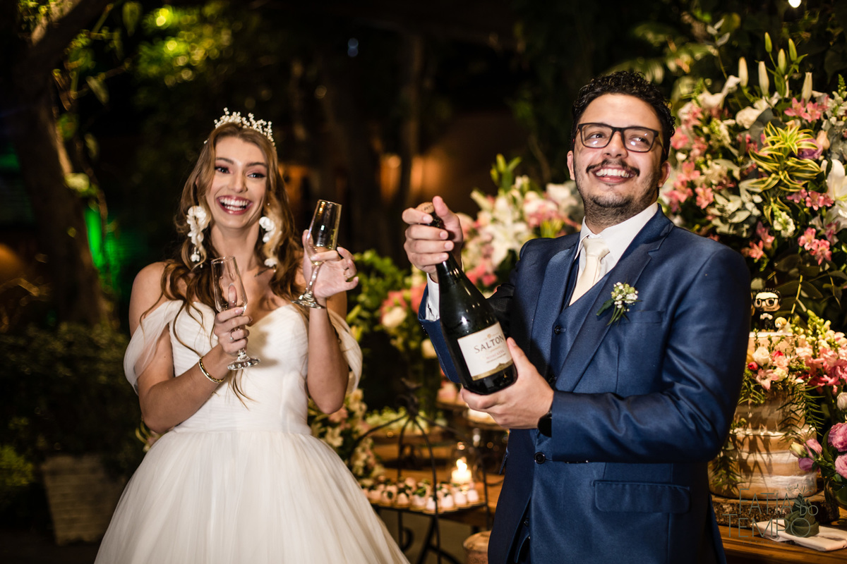 quality hotel, dia da noiva, sitio são jorge, jardim secreto sitio sao jorge, noiva loira, mini wedding, casamento intimista, casamento ao ar livre, casamento no jardim, vestido de noiva, odeon decoração, robe de cetim, decoraçao de casamento