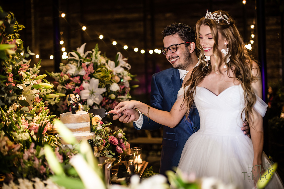 quality hotel, dia da noiva, sitio são jorge, jardim secreto sitio sao jorge, noiva loira, mini wedding, casamento intimista, casamento ao ar livre, casamento no jardim, vestido de noiva, odeon decoração, robe de cetim, decoraçao de casamento