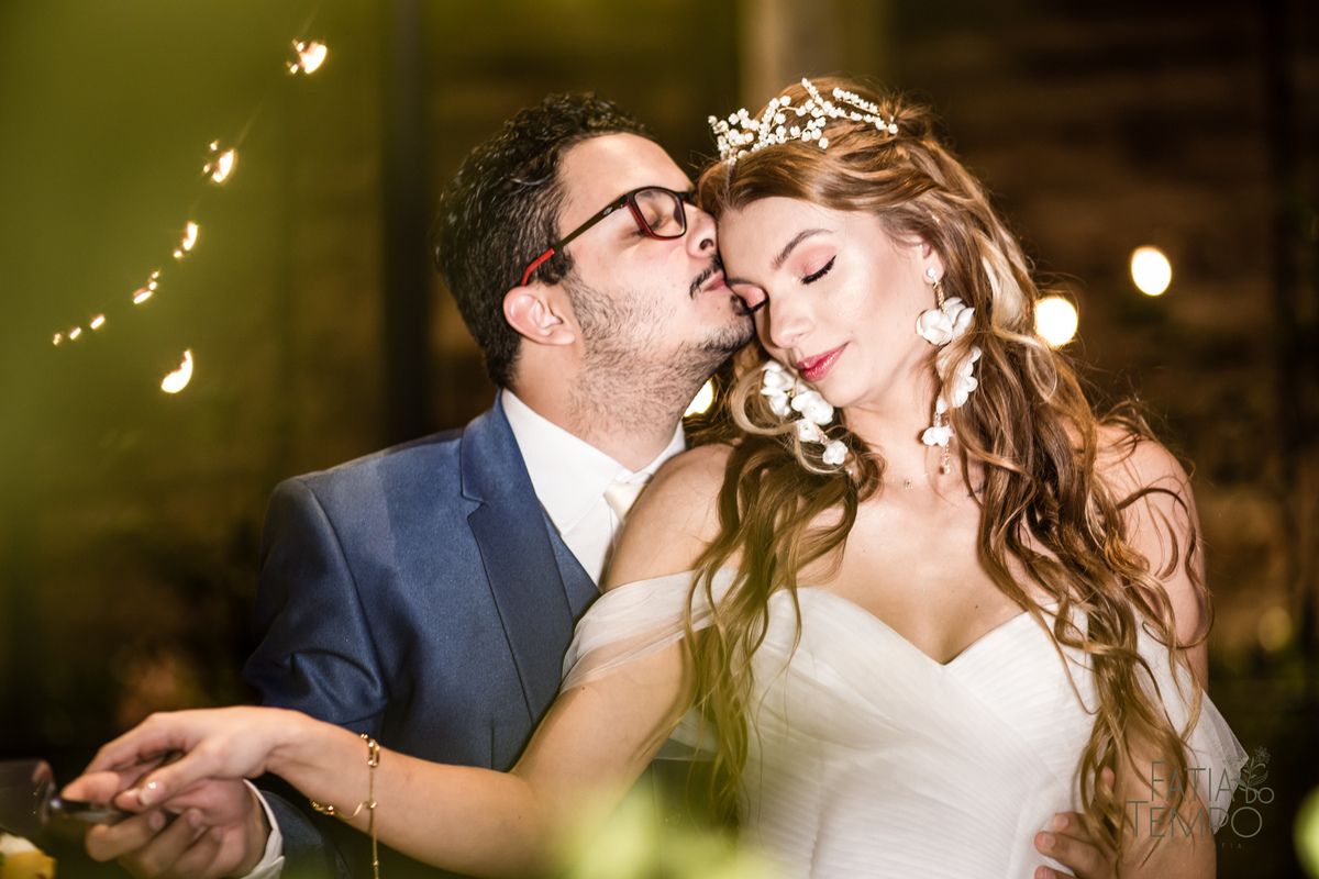 quality hotel, dia da noiva, sitio são jorge, jardim secreto sitio sao jorge, noiva loira, mini wedding, casamento intimista, casamento ao ar livre, casamento no jardim, vestido de noiva, odeon decoração, robe de cetim, decoraçao de casamento