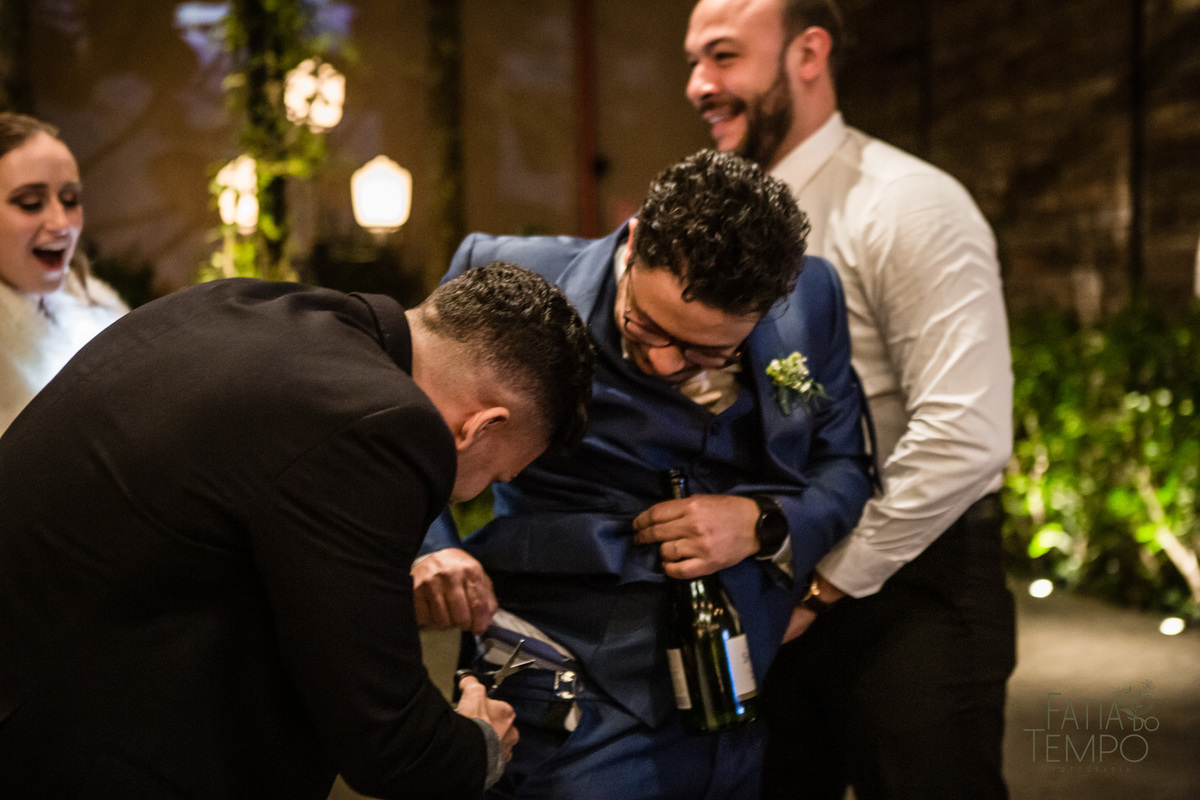 quality hotel, dia da noiva, sitio são jorge, jardim secreto sitio sao jorge, noiva loira, mini wedding, casamento intimista, casamento ao ar livre, casamento no jardim, vestido de noiva, odeon decoração, robe de cetim, decoraçao de casamento