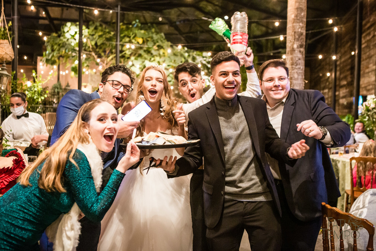 quality hotel, dia da noiva, sitio são jorge, jardim secreto sitio sao jorge, noiva loira, mini wedding, casamento intimista, casamento ao ar livre, casamento no jardim, vestido de noiva, odeon decoração, robe de cetim, decoraçao de casamento