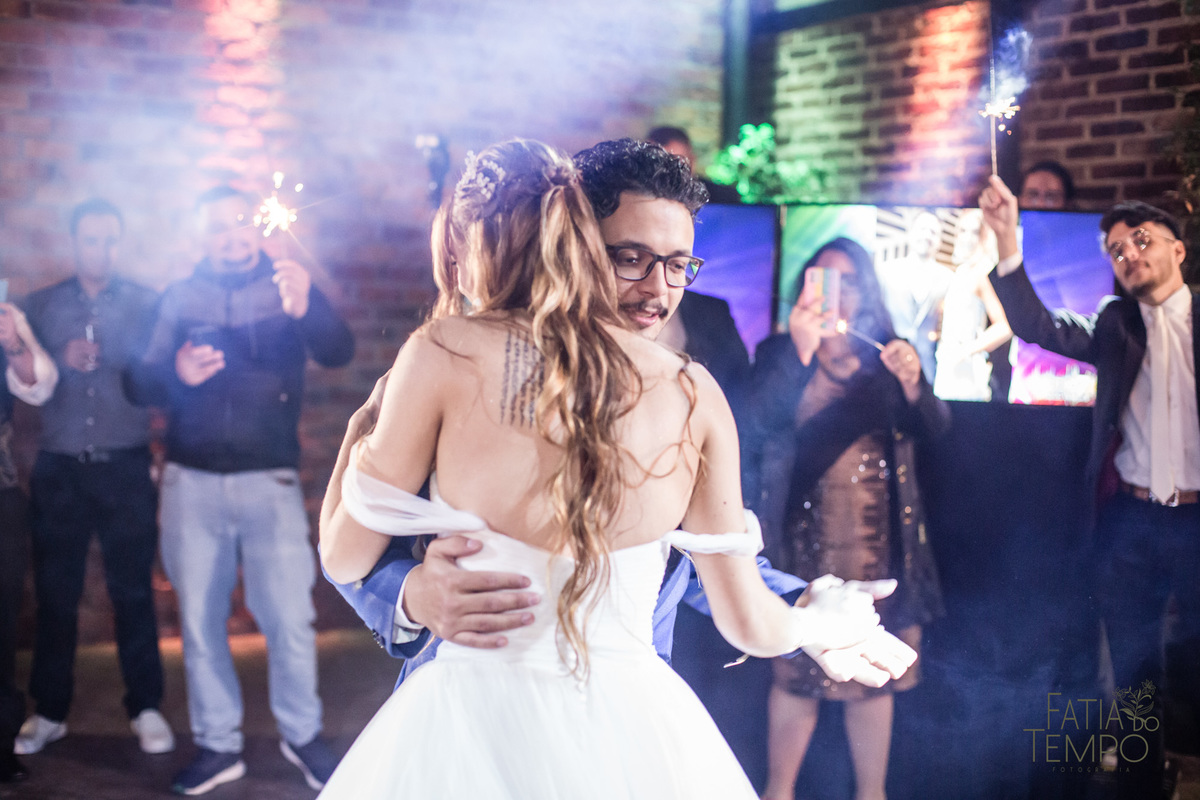 quality hotel, dia da noiva, sitio são jorge, jardim secreto sitio sao jorge, noiva loira, mini wedding, casamento intimista, casamento ao ar livre, casamento no jardim, vestido de noiva, odeon decoração, robe de cetim, decoraçao de casamento