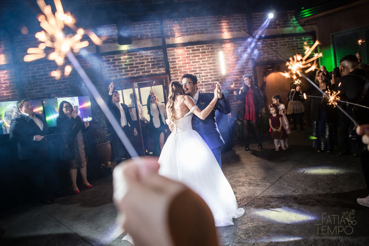 quality hotel, dia da noiva, sitio são jorge, jardim secreto sitio sao jorge, noiva loira, mini wedding, casamento intimista, casamento ao ar livre, casamento no jardim, vestido de noiva, odeon decoração, robe de cetim, decoraçao de casamento