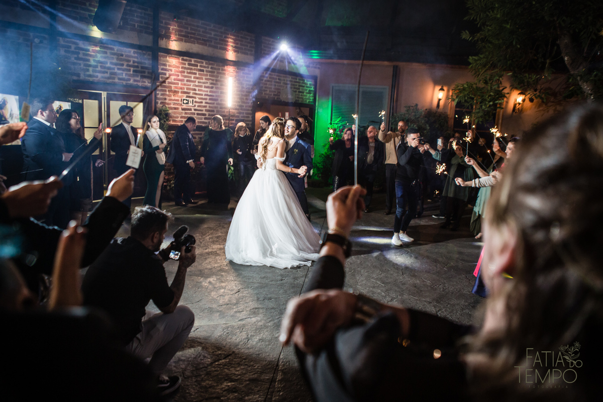 quality hotel, dia da noiva, sitio são jorge, jardim secreto sitio sao jorge, noiva loira, mini wedding, casamento intimista, casamento ao ar livre, casamento no jardim, vestido de noiva, odeon decoração, robe de cetim, decoraçao de casamento