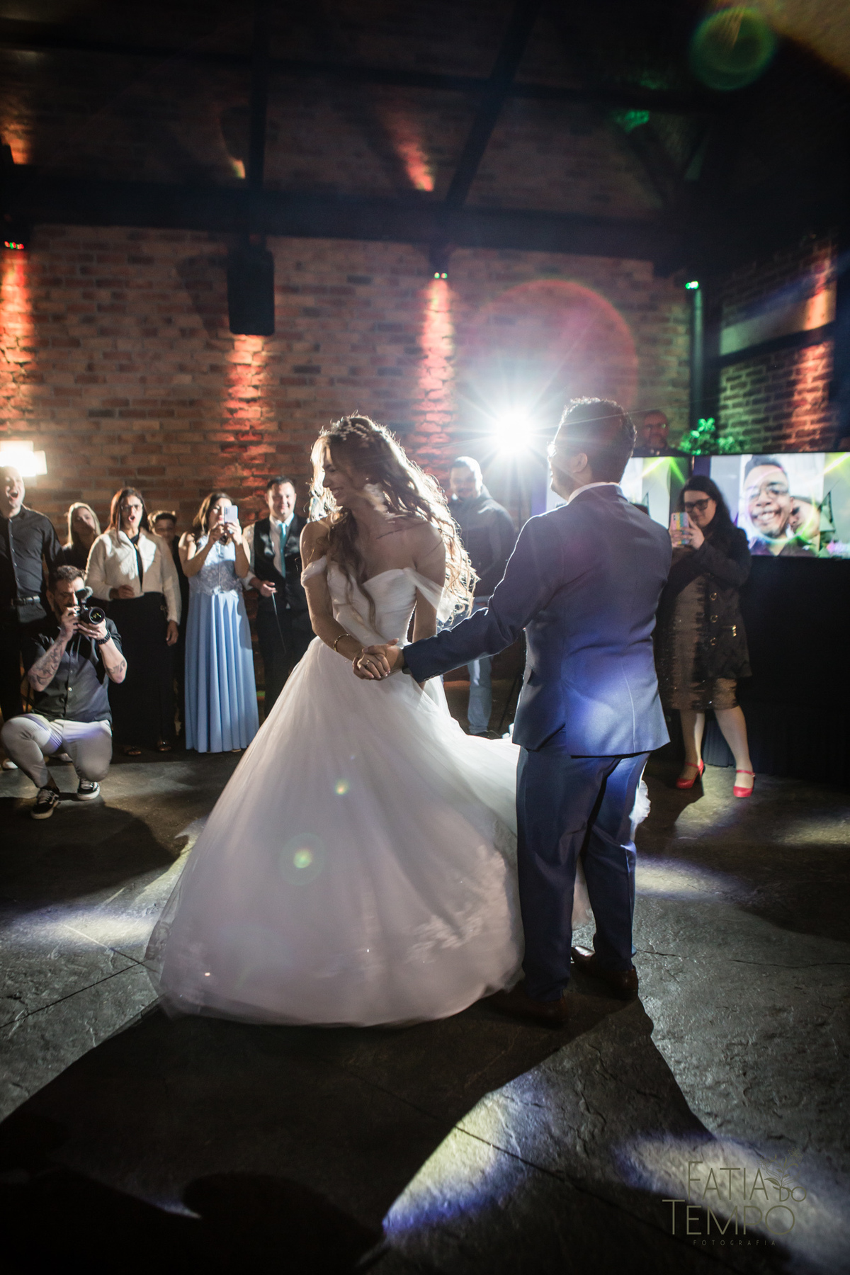 quality hotel, dia da noiva, sitio são jorge, jardim secreto sitio sao jorge, noiva loira, mini wedding, casamento intimista, casamento ao ar livre, casamento no jardim, vestido de noiva, odeon decoração, robe de cetim, decoraçao de casamento