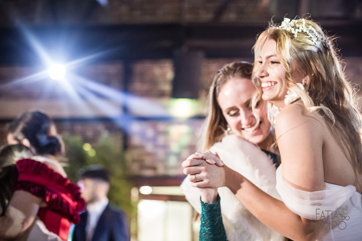 quality hotel, dia da noiva, sitio são jorge, jardim secreto sitio sao jorge, noiva loira, mini wedding, casamento intimista, casamento ao ar livre, casamento no jardim, vestido de noiva, odeon decoração, robe de cetim, decoraçao de casamento