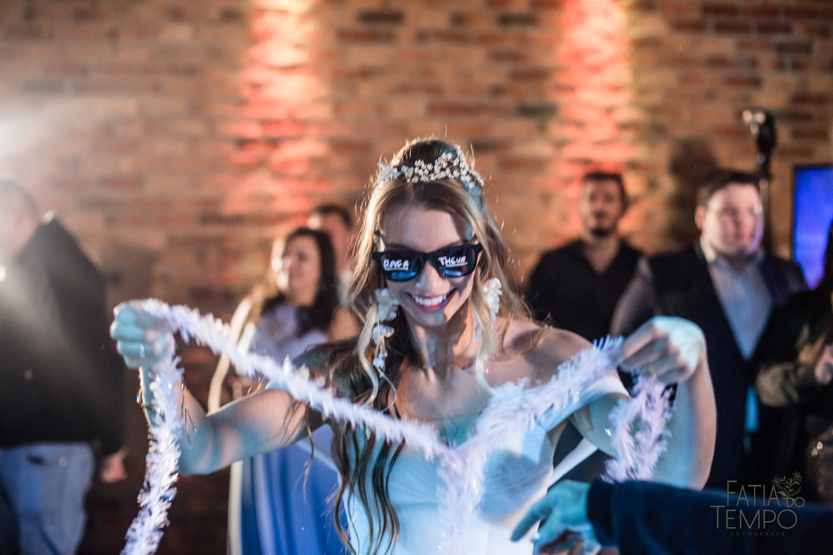 quality hotel, dia da noiva, sitio são jorge, jardim secreto sitio sao jorge, noiva loira, mini wedding, casamento intimista, casamento ao ar livre, casamento no jardim, vestido de noiva, odeon decoração, robe de cetim, decoraçao de casamento