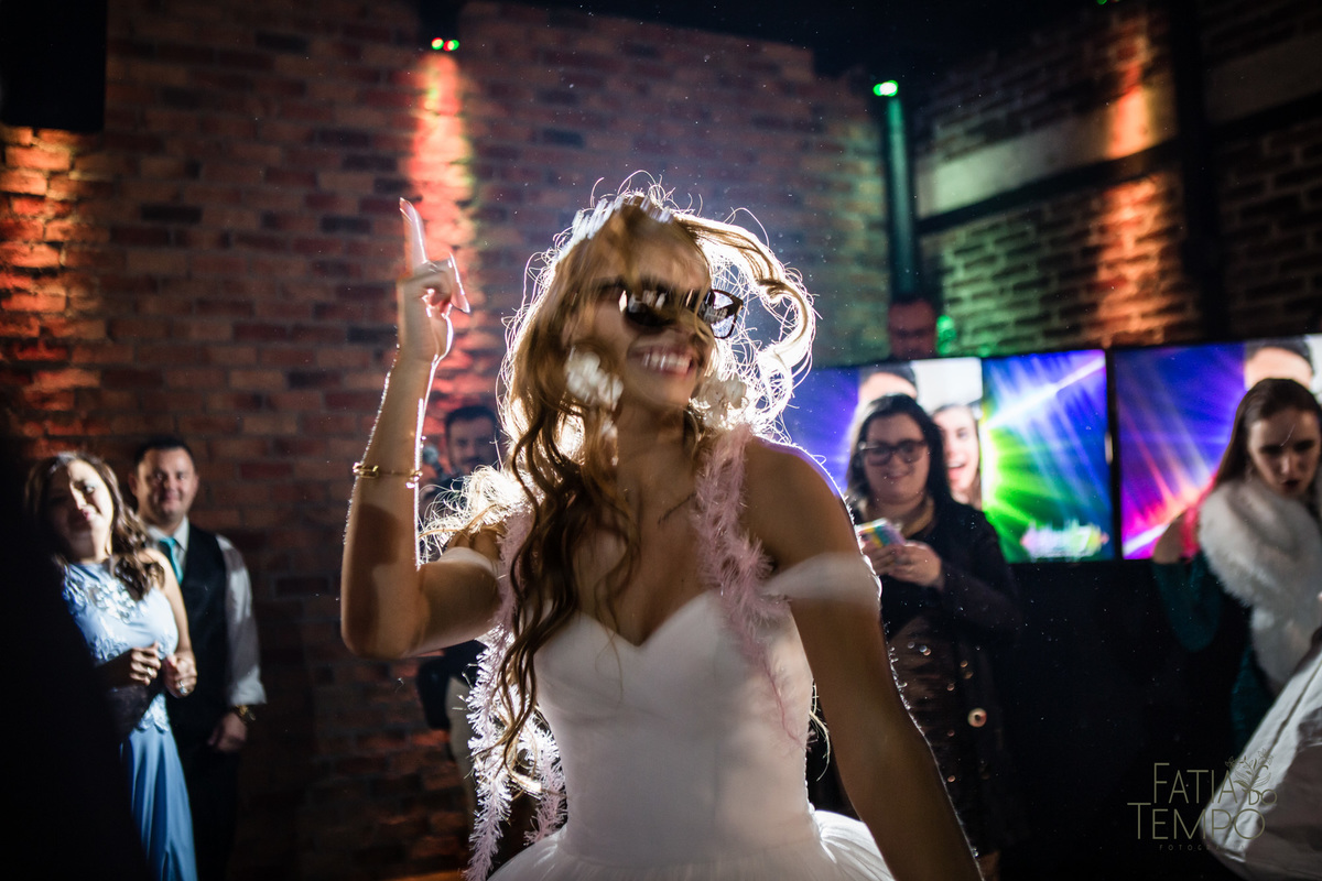 quality hotel, dia da noiva, sitio são jorge, jardim secreto sitio sao jorge, noiva loira, mini wedding, casamento intimista, casamento ao ar livre, casamento no jardim, vestido de noiva, odeon decoração, robe de cetim, decoraçao de casamento