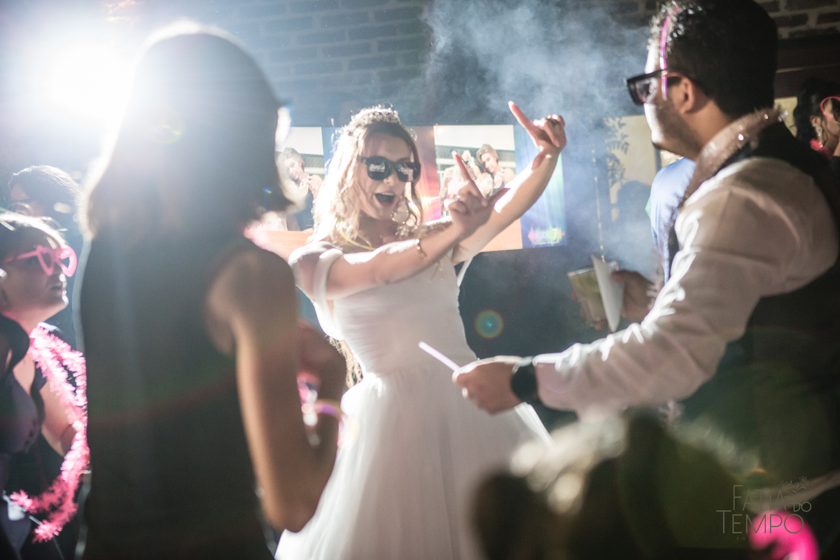 quality hotel, dia da noiva, sitio são jorge, jardim secreto sitio sao jorge, noiva loira, mini wedding, casamento intimista, casamento ao ar livre, casamento no jardim, vestido de noiva, odeon decoração, robe de cetim, decoraçao de casamento