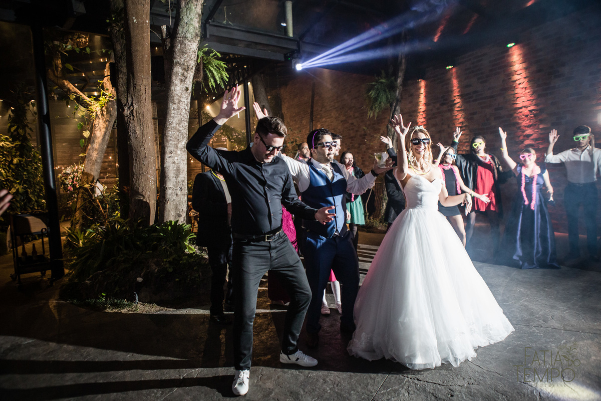 quality hotel, dia da noiva, sitio são jorge, jardim secreto sitio sao jorge, noiva loira, mini wedding, casamento intimista, casamento ao ar livre, casamento no jardim, vestido de noiva, odeon decoração, robe de cetim, decoraçao de casamento