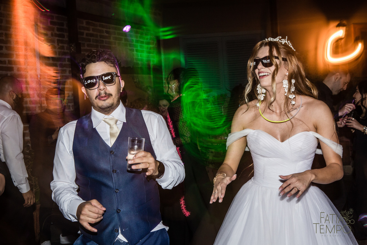 quality hotel, dia da noiva, sitio são jorge, jardim secreto sitio sao jorge, noiva loira, mini wedding, casamento intimista, casamento ao ar livre, casamento no jardim, vestido de noiva, odeon decoração, robe de cetim, decoraçao de casamento