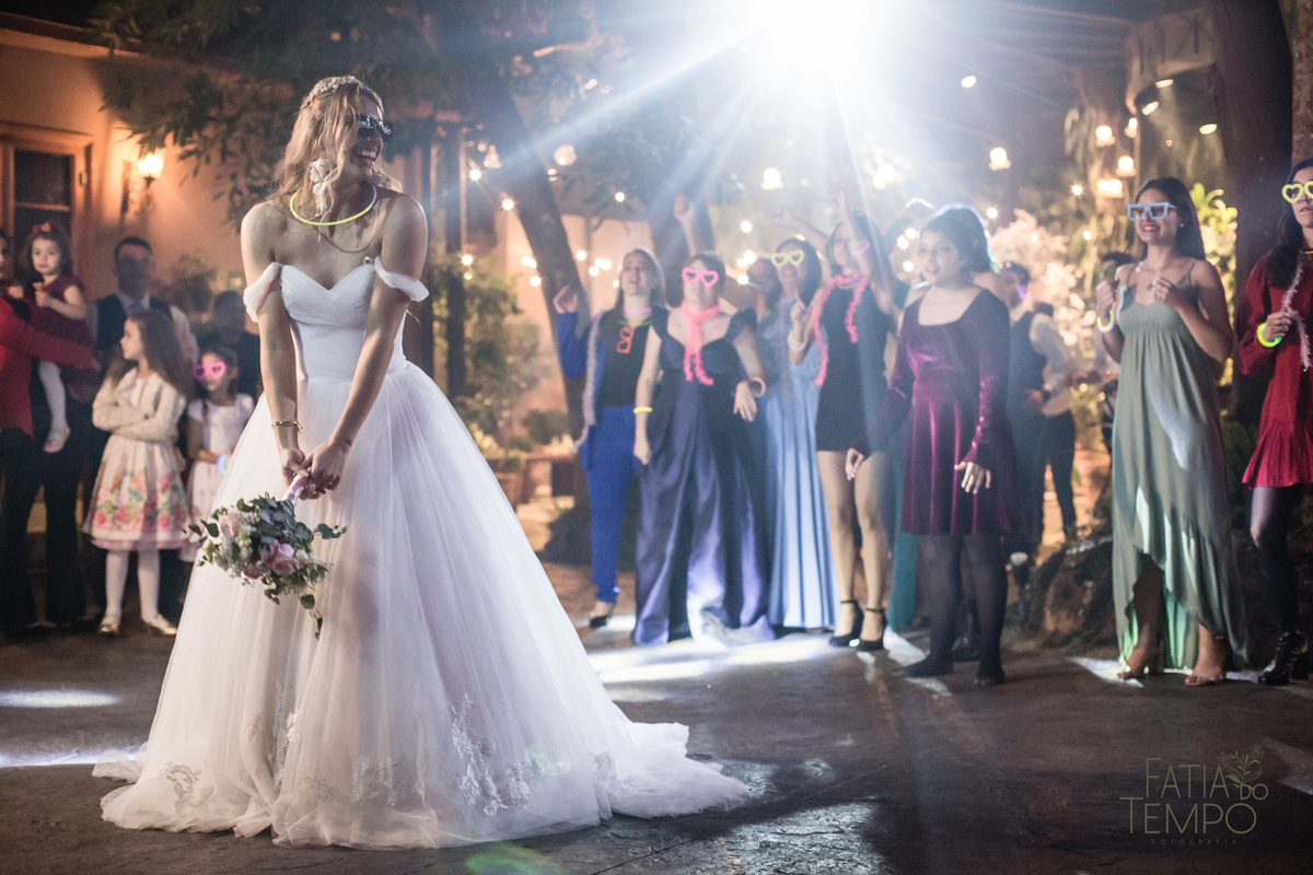 quality hotel, dia da noiva, sitio são jorge, jardim secreto sitio sao jorge, noiva loira, mini wedding, casamento intimista, casamento ao ar livre, casamento no jardim, vestido de noiva, odeon decoração, robe de cetim, decoraçao de casamento