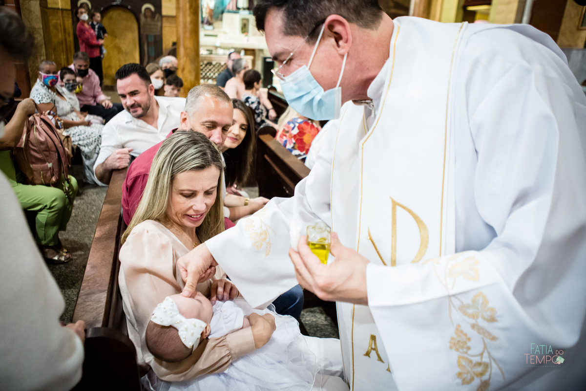 batizado, igreja, catolico, fotografia, comunhão, familia, criança, bebê, menina, menino, foto de criança, foto de família, mãe de menina, mãe de menino, arquitetura, sagrado, Deus, batismo, padre, ensaio fotografico, estudio fotografico,
