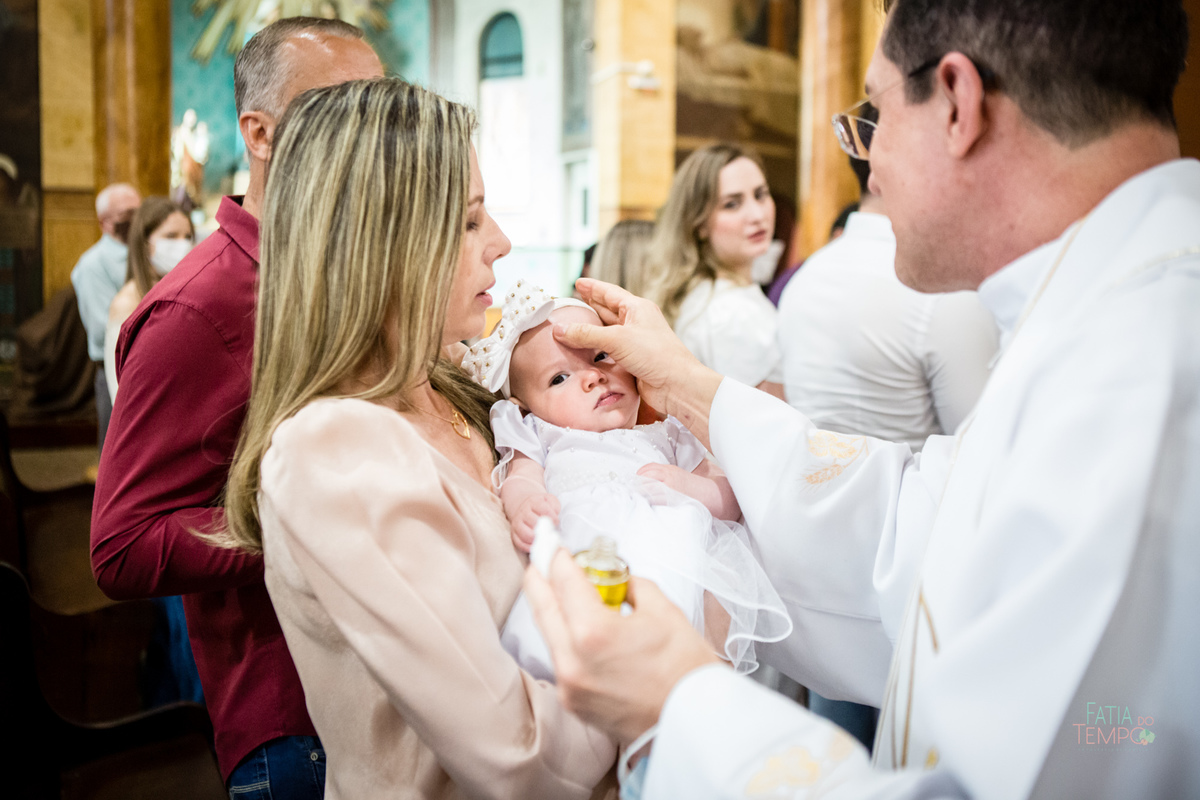 batizado, igreja, catolico, fotografia, comunhão, familia, criança, bebê, menina, menino, foto de criança, foto de família, mãe de menina, mãe de menino, arquitetura, sagrado, Deus, batismo, padre, ensaio fotografico, estudio fotografico,