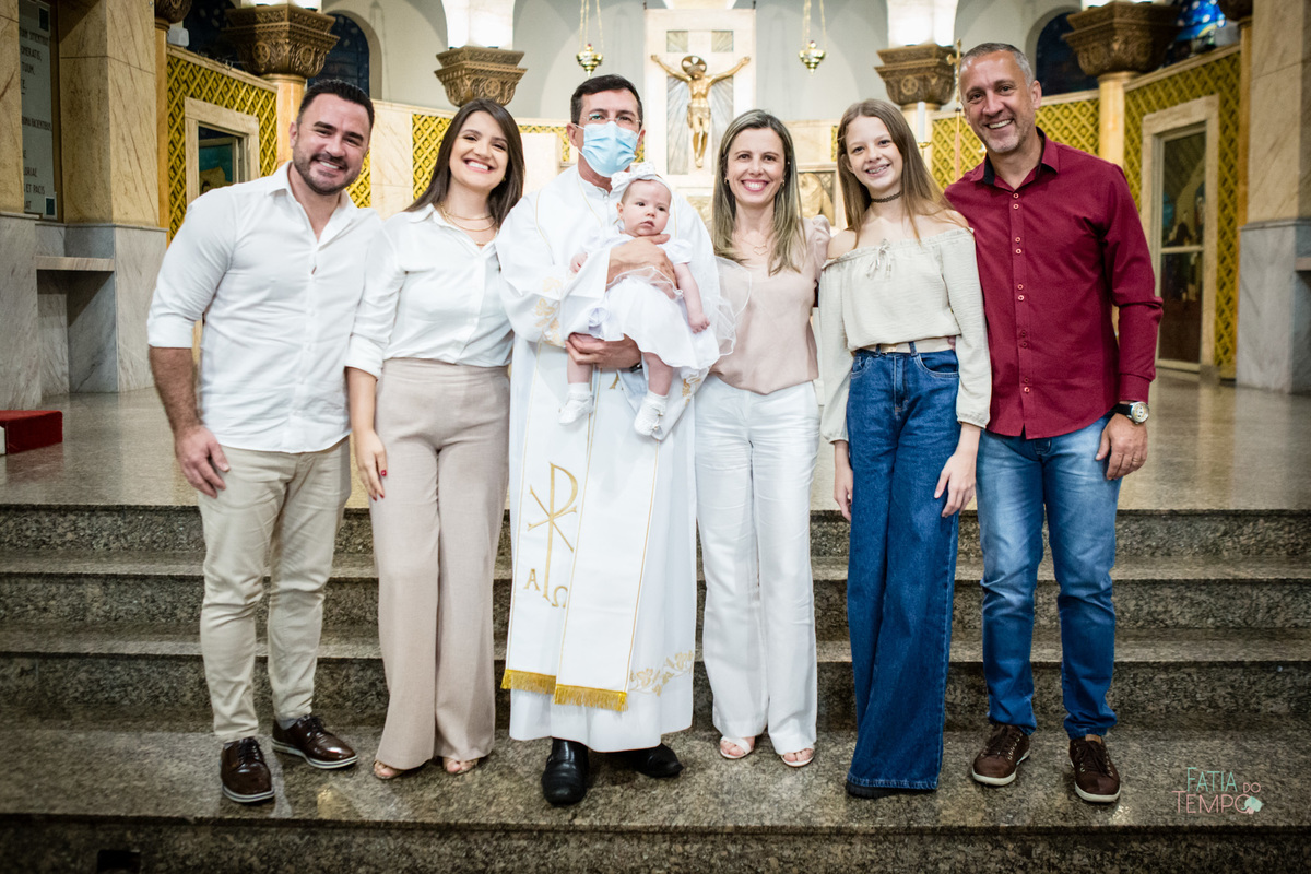 batizado, igreja, catolico, fotografia, comunhão, familia, criança, bebê, menina, menino, foto de criança, foto de família, mãe de menina, mãe de menino, arquitetura, sagrado, Deus, batismo, padre, ensaio fotografico, estudio fotografico,