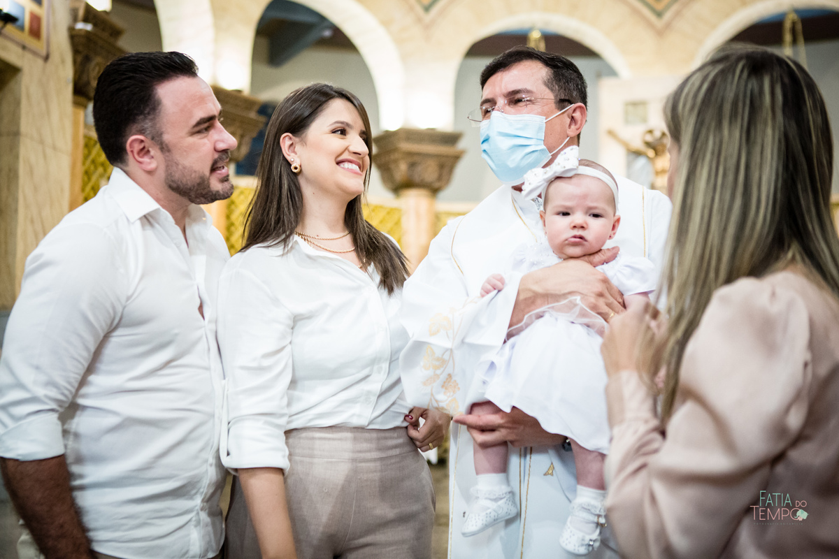 batizado, igreja, catolico, fotografia, comunhão, familia, criança, bebê, menina, menino, foto de criança, foto de família, mãe de menina, mãe de menino, arquitetura, sagrado, Deus, batismo, padre, ensaio fotografico, estudio fotografico,