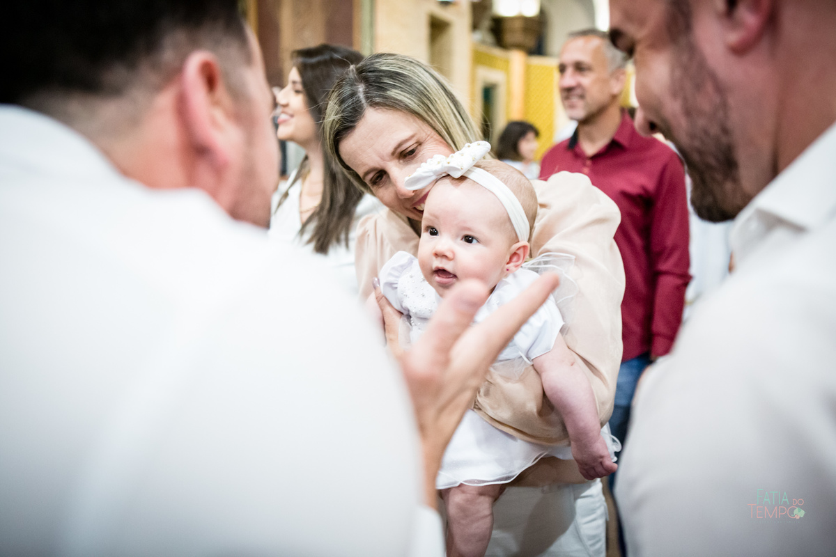 batizado, igreja, catolico, fotografia, comunhão, familia, criança, bebê, menina, menino, foto de criança, foto de família, mãe de menina, mãe de menino, arquitetura, sagrado, Deus, batismo, padre, ensaio fotografico, estudio fotografico,