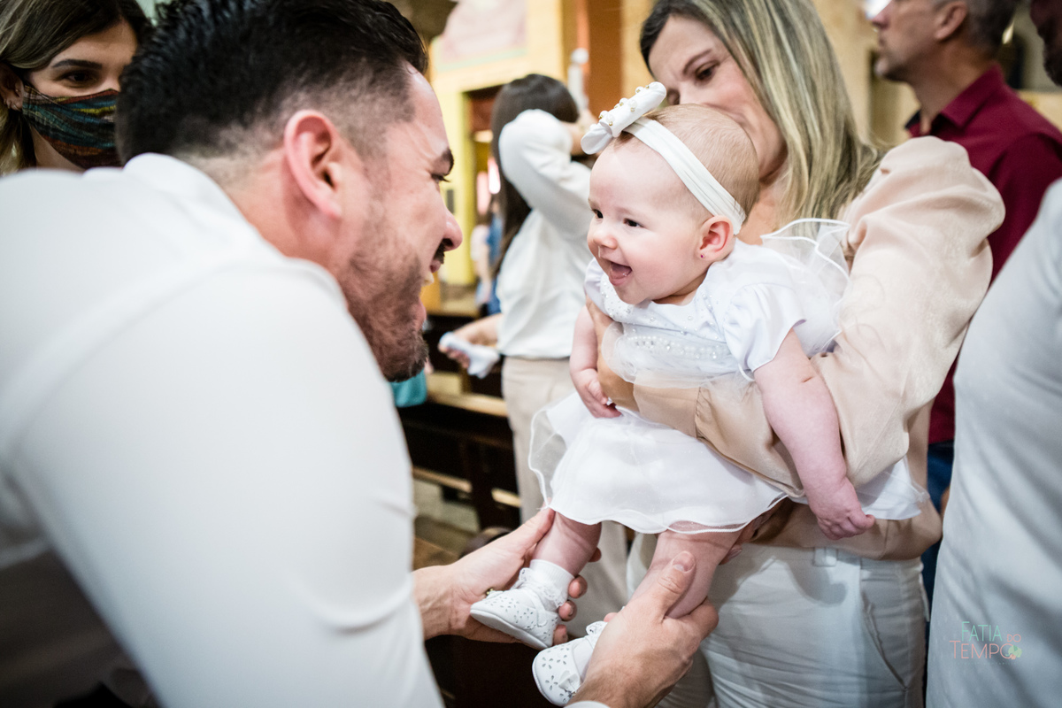 batizado, igreja, catolico, fotografia, comunhão, familia, criança, bebê, menina, menino, foto de criança, foto de família, mãe de menina, mãe de menino, arquitetura, sagrado, Deus, batismo, padre, ensaio fotografico, estudio fotografico,