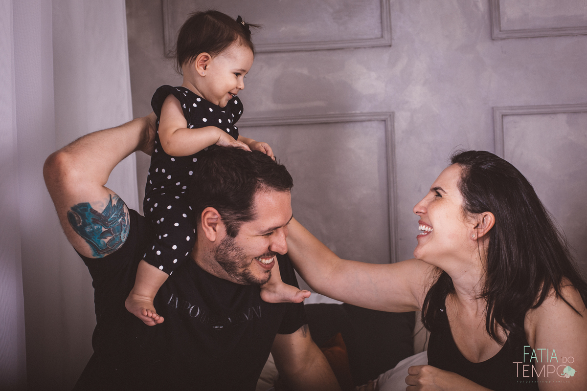 ensaio fotografico de familia, ensaio de familia, fotos de familia, fotos em familia, fotos de familia em estudio, fotos papai mamae e bebe, familia com pets, estudio em sao caetano, estudio pet friendly, estudio fotografico no abc