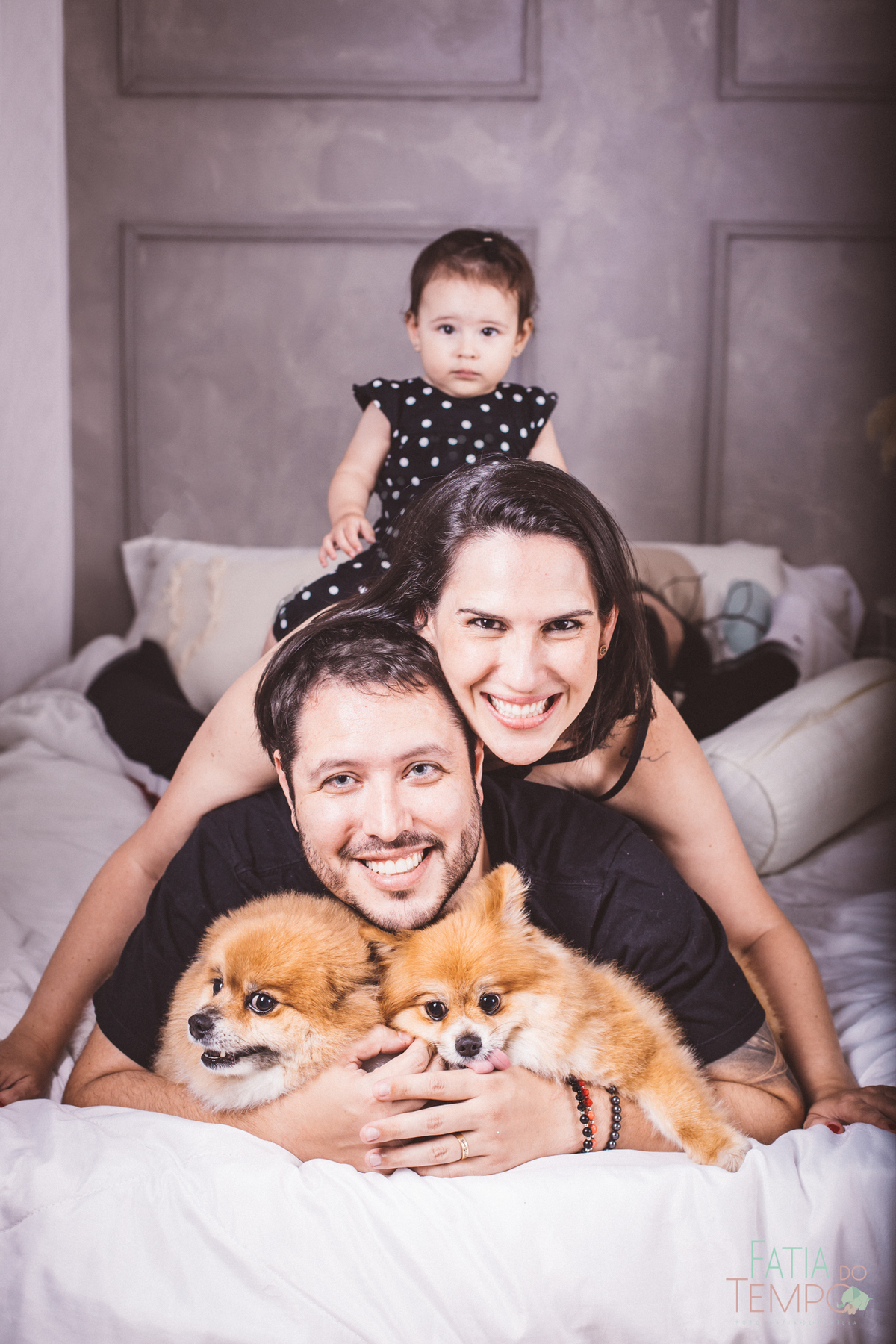 ensaio fotografico de familia, ensaio de familia, fotos de familia, fotos em familia, fotos de familia em estudio, fotos papai mamae e bebe, familia com pets, estudio em sao caetano, estudio pet friendly, estudio fotografico no abc