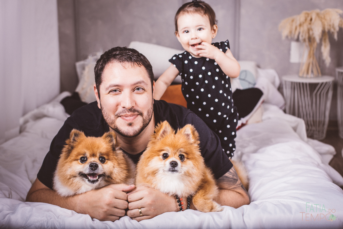 ensaio fotografico de familia, ensaio de familia, fotos de familia, fotos em familia, fotos de familia em estudio, fotos papai mamae e bebe, familia com pets, estudio em sao caetano, estudio pet friendly, estudio fotografico no abc