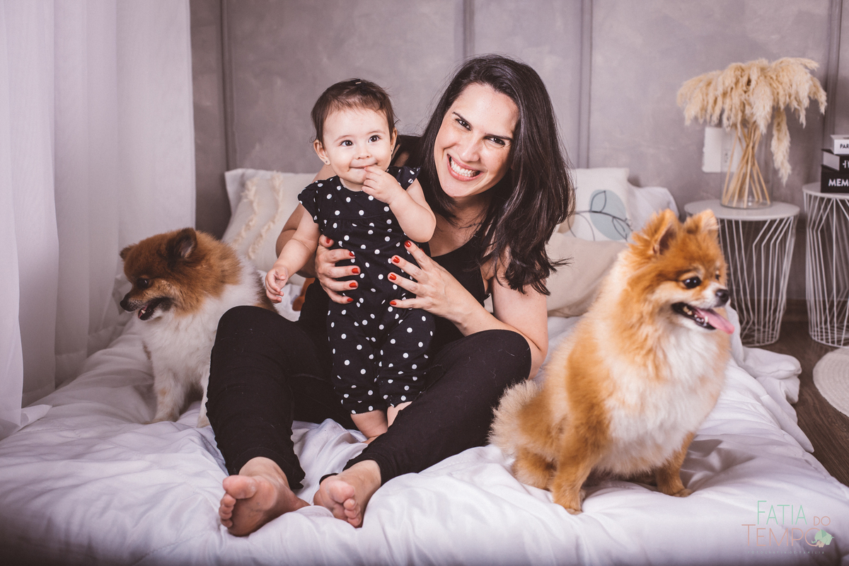 ensaio fotografico de familia, ensaio de familia, fotos de familia, fotos em familia, fotos de familia em estudio, fotos papai mamae e bebe, familia com pets, estudio em sao caetano, estudio pet friendly, estudio fotografico no abc