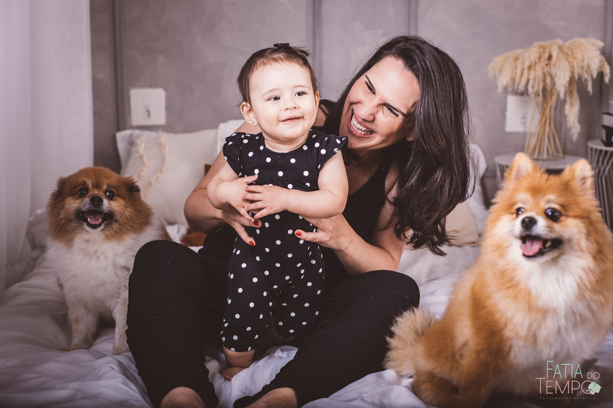 ensaio fotografico de familia, ensaio de familia, fotos de familia, fotos em familia, fotos de familia em estudio, fotos papai mamae e bebe, familia com pets, estudio em sao caetano, estudio pet friendly, estudio fotografico no abc
