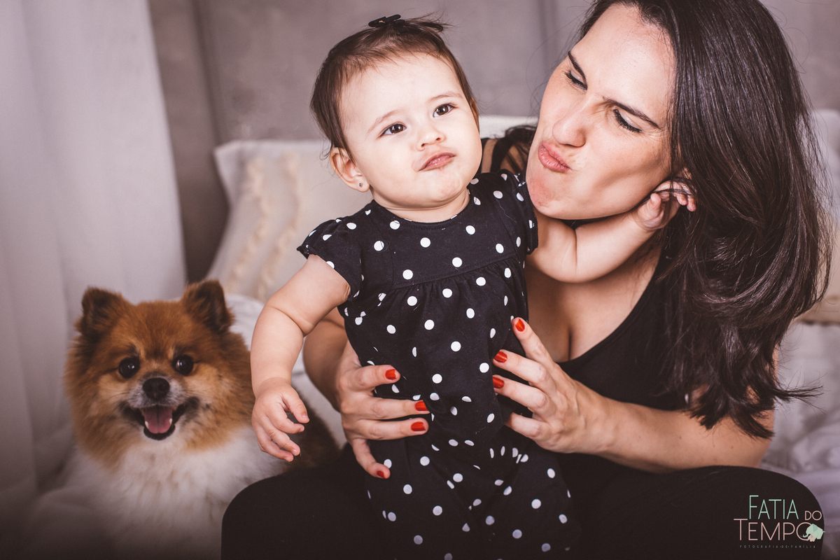 ensaio fotografico de familia, ensaio de familia, fotos de familia, fotos em familia, fotos de familia em estudio, fotos papai mamae e bebe, familia com pets, estudio em sao caetano, estudio pet friendly, estudio fotografico no abc