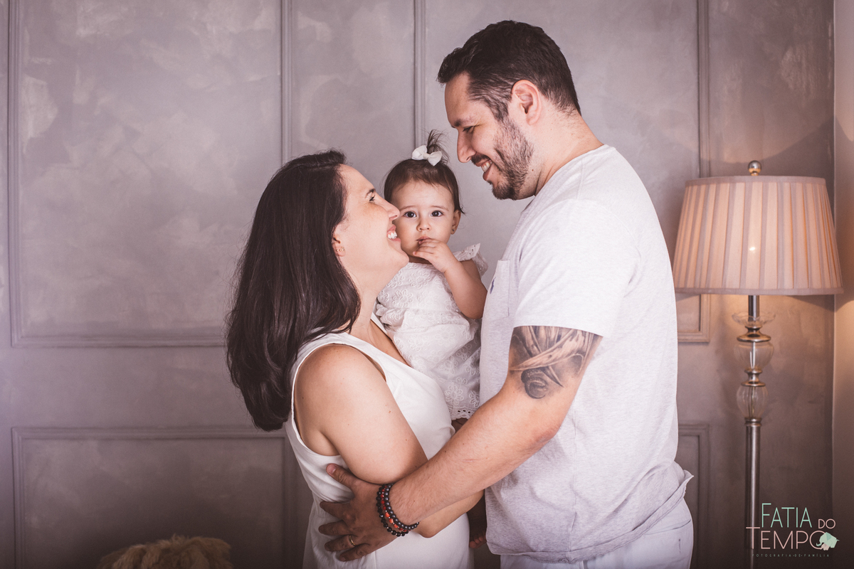 ensaio fotografico de familia, ensaio de familia, fotos de familia, fotos em familia, fotos de familia em estudio, fotos papai mamae e bebe, familia com pets, estudio em sao caetano, estudio pet friendly, estudio fotografico no abc