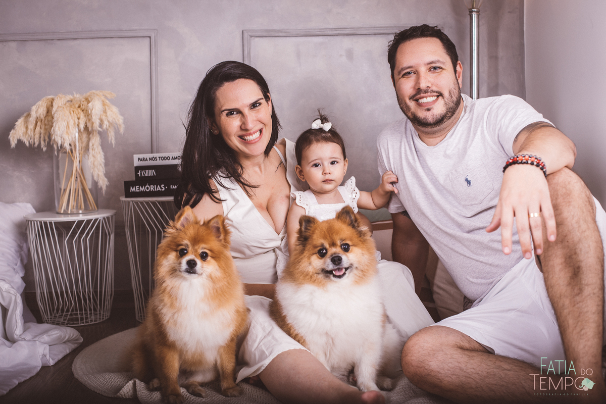ensaio fotografico de familia, ensaio de familia, fotos de familia, fotos em familia, fotos de familia em estudio, fotos papai mamae e bebe, familia com pets, estudio em sao caetano, estudio pet friendly, estudio fotografico no abc
